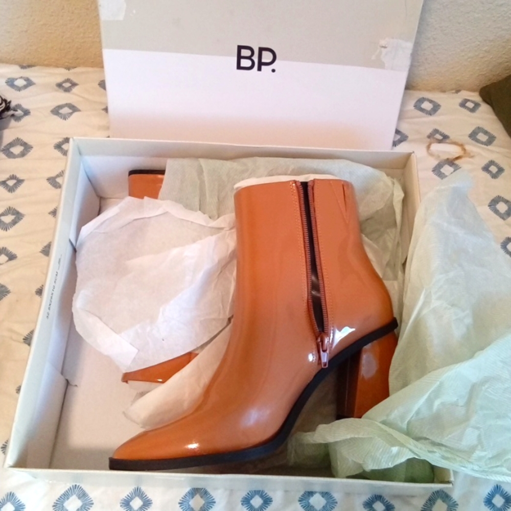 BP Loren Pointed Toe Bootie. Size 8. Tan mocha patent.